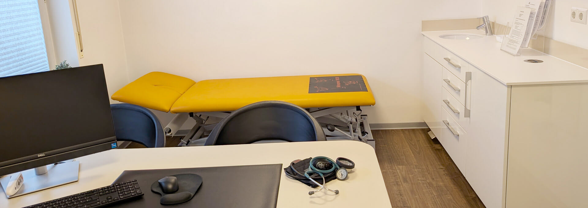 Behandlungsraum mit Liege in der Arztpraxis Martin Mühl Illingen